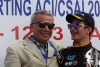 Federico Pezzolla premiato dal papà Oronzo delegato CSAI (foto Kartingclub dei trulli)